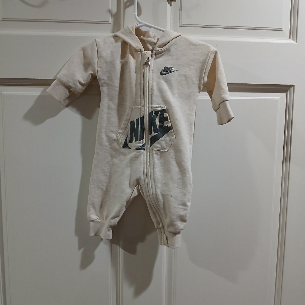 NIKE zip up One Piece. 3 month.